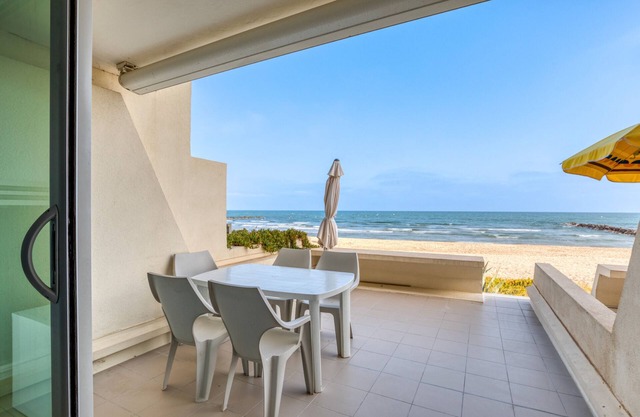 Apartment "Première Ligne Avec Terrasse" with Sea View, Private Terrace & Wi-Fi