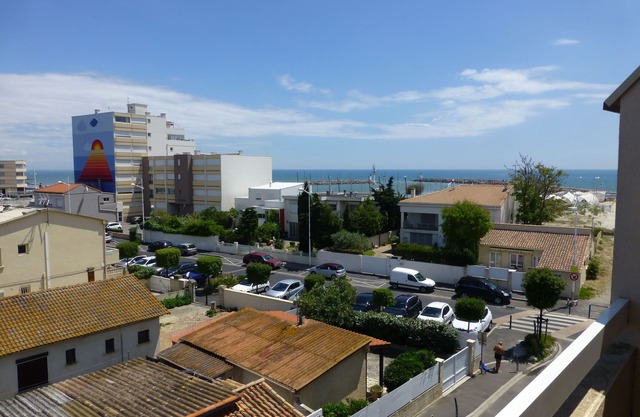 Apartment, sea view with terrace 50M from the beach, large garage.