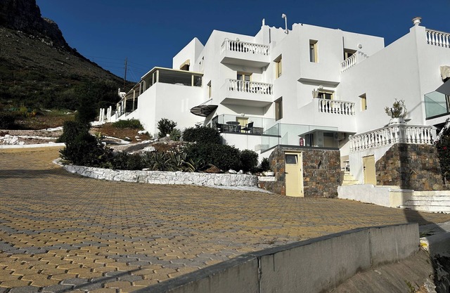 Apartment - Sleeps 10 - Parking - Garden - Pool