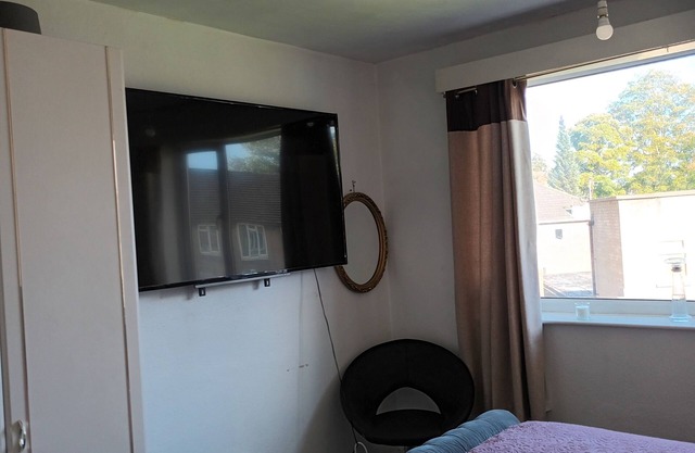 Apartment-Sleeps3-Parking-Garden-Internet