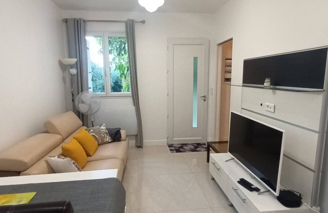 Apartment 'Studio Indépendant Avec Jardin' with Wi-Fi and Air Conditioning