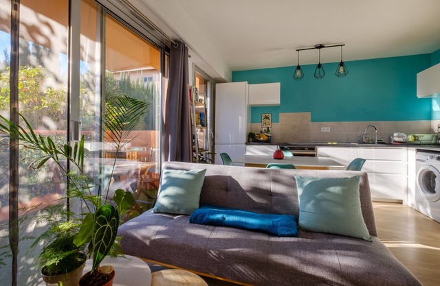 Apartment 'Studio Au Calme Et Verdoyant' with Balcony, Wi-Fi and Air Conditioning