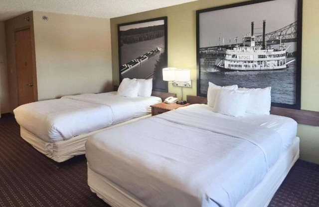 Apartment-style suites 1 mile from downtown Le Claire !