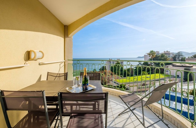 Apartment 'Sur La Mer' with Sea View, Shared Pool and Wi-Fi