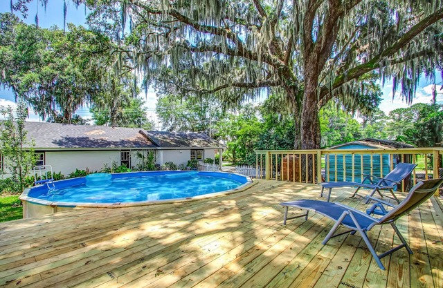 Apartment w/Gazebo-Swanky Savannah Style