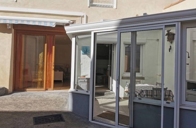 Apartment with parking 5 minutes from the Zenith. Pets allowed.