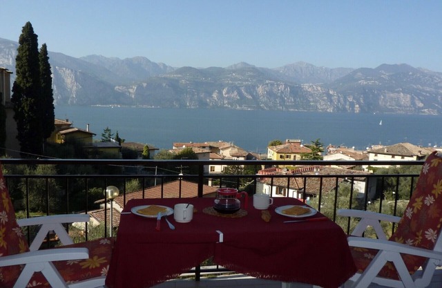 Apartment with 5 beds, balcony with lake view, free parking