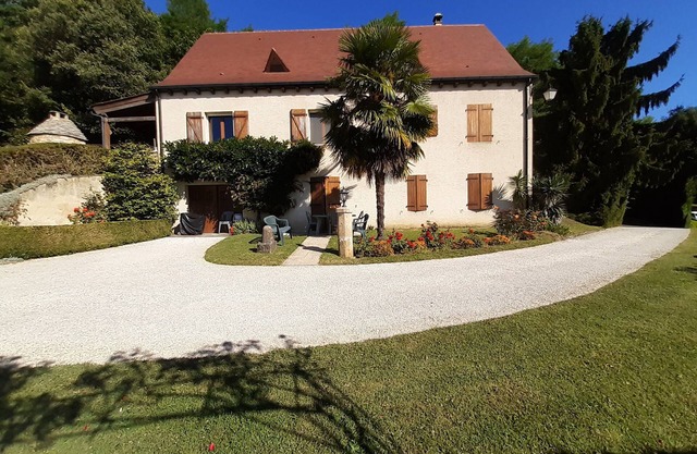 Apartment with private entrance swimming pool in SARLAT classified 1 star