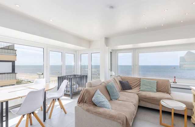 Apartment with frontal sea view