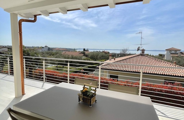 Apartment with large terrace (lake view) and shared pool