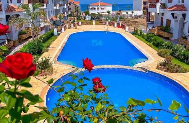 Apartment with pool direct access to sea