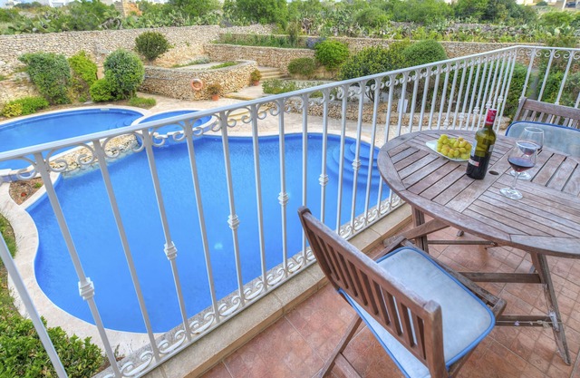 Apartment with pool-Hosted by Sweetstay