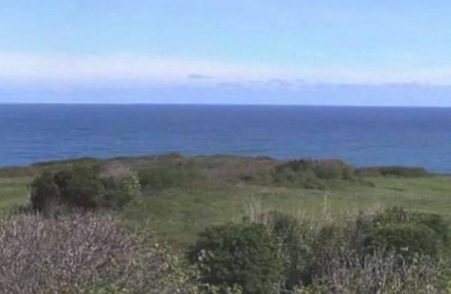 Apartment with sea and mountain views, swimming pool, tennis court, boule court and 2ha park
