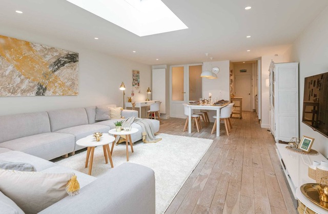 Apartment with terrace near the sea