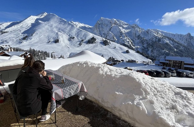 Apartment with terrace, panoramic view and skis at your feet