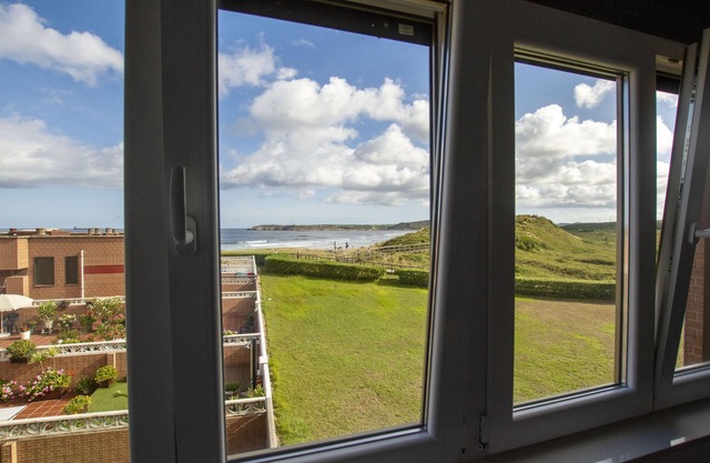 Apartment with views and direct beach access