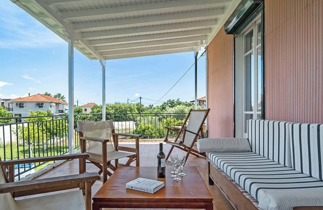Apartment "Woodpecker House Lefkada" with Sea View, Private Terrace & Wi-Fi