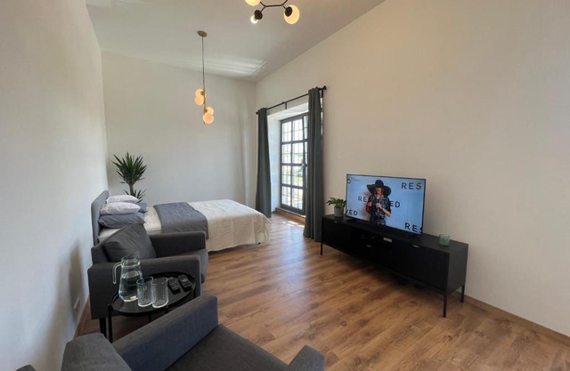 Apartment YELLOW ROSE, Perfect Location with Free Parking, 24h Checkin & Balcony
