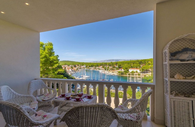 Apartments Vila Jelka (49712-A2) - Vrboska - island Hvar