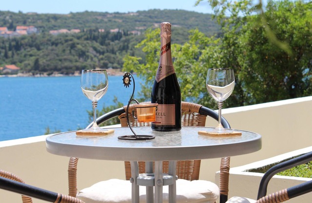 Apartments Lozica - Comfort Studio Apartment with Terrace and Sea View