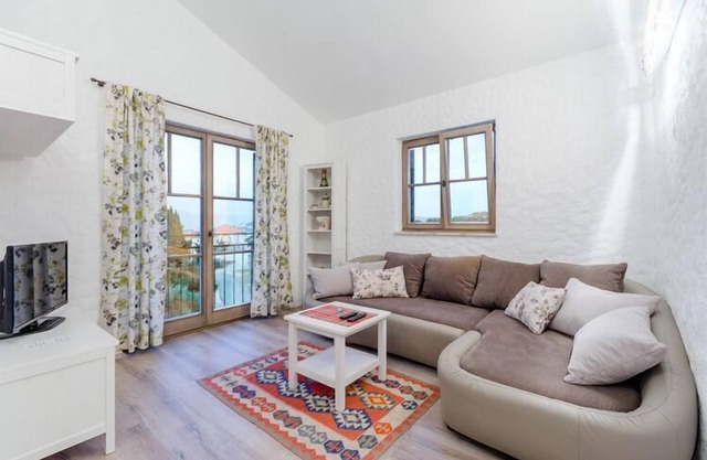 Apartments Villa Kameja - Two Bedroom Apartment with Terrace and Sea View (Crni)