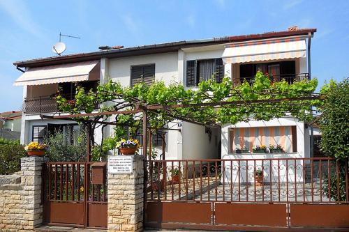 Apartments with parking space Porec - 7033