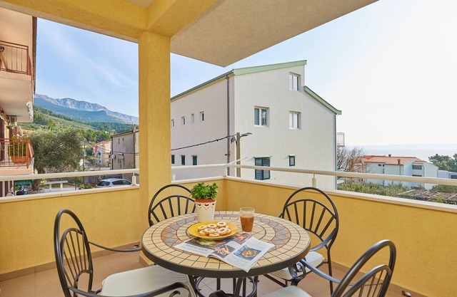 Apartments Zelic Tucepi Yellow Apartment