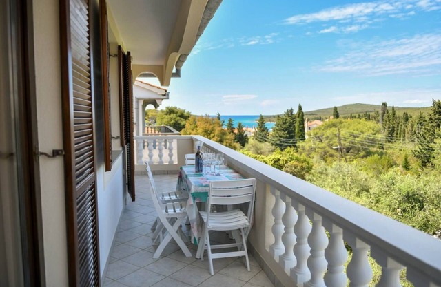 Apartments Zlatko (10444-A3) - Ugljan