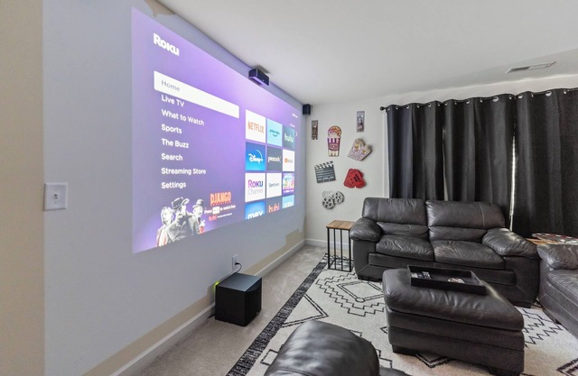 Apex Luxury 4BR Near Lake - Movie Room & Sleeps 14