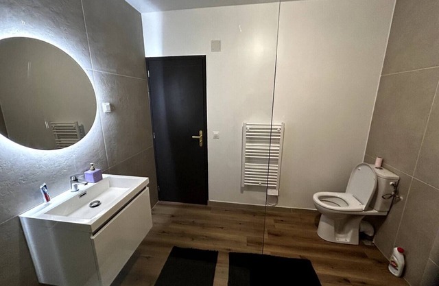App #2 modern renovated ground floor 4pers