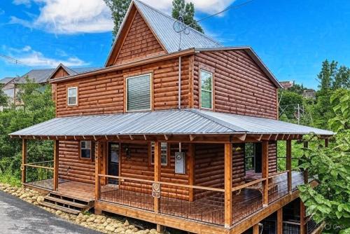 Appalachian Lookout-Hot Tub, Cozy Cabin Retreat in the Smokies Comfort for All!