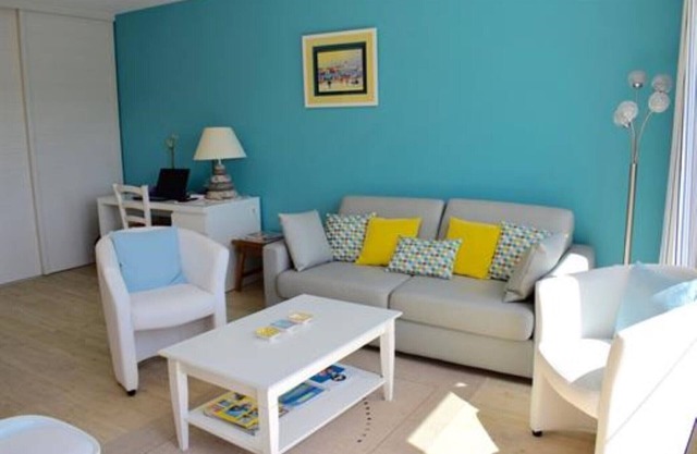 Appart T3 Duplex 2 nd floor in residence 10 MN walk from the beaches.