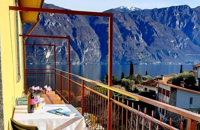 Appartamento Mariele: A bright and sunny two-story apartment situated on a promontory facing the lake, with Free WI-FI.