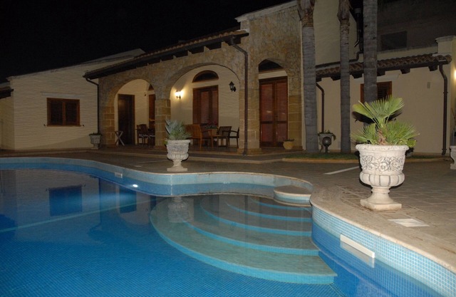 APPARTAMENTOSIGNORILE A BORDO PISCINA IN VILLA DI LUSSO CON PISCINA CONDIVISA