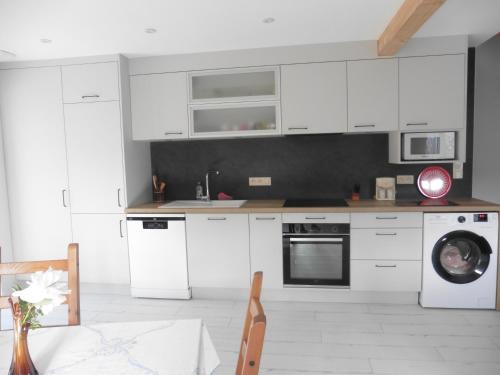 Appartement dans maison en pierre proche sortie autoroute A6