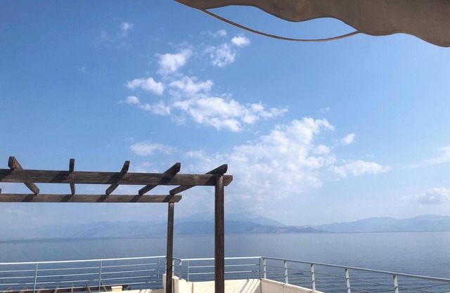 Appartement en bord de mer avec piscine. Vue à couper le souffle !