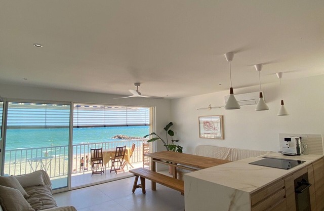Appartement Luxe, 1ère Ligne sur la Plage, T3, Climatisé, Terrasse,plancha,wifi