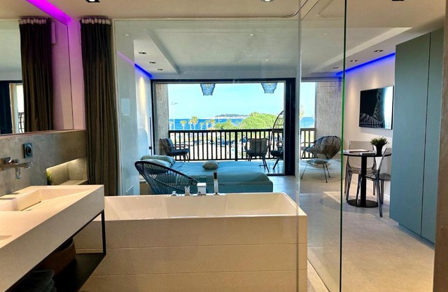 Appartement neuf climatisé - vue mer Saint-Tropez - 50m plage et port - piscine