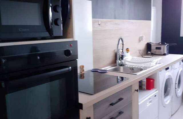 Appartement Rénové et Équipé Avec Place de Parking Centre Commercial à Coté