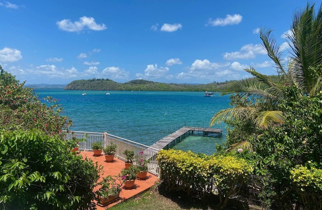 Appartement sur le bord de la mer avec piscine partagée.