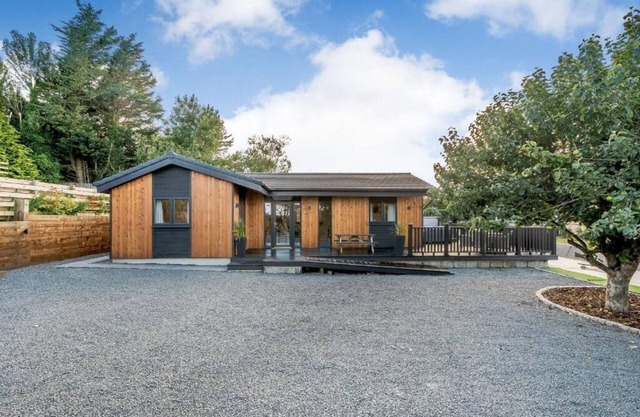 Appletree Lodge with Hot Tub