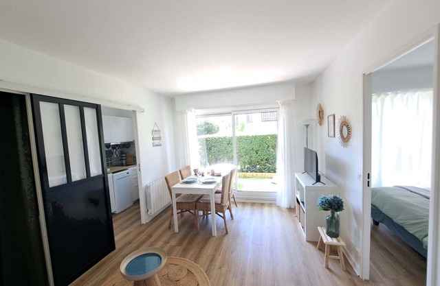 Appt in residence with garden for 4 people/Nearby (200m) sea and town center