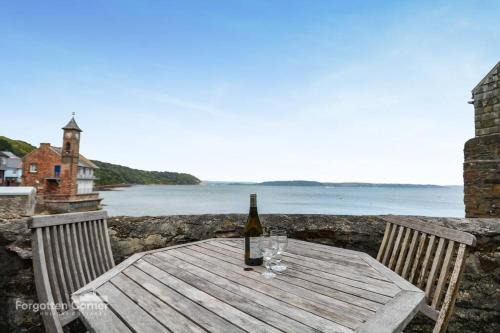 April Cottage, Cawsand - Beach front