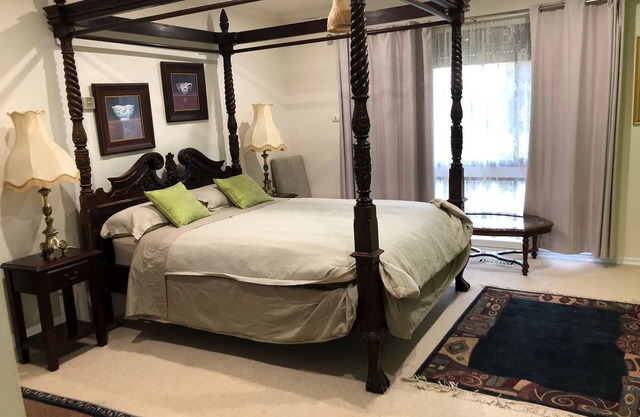 Aprtment in large home w/parking close to hiking trails/swimpool/shopping mall