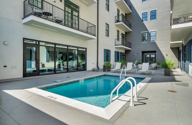 Apt on St Charles Ave | Streetcars, Parking, Pool!
