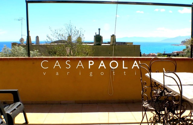 Apt seaview with garden and private parking.