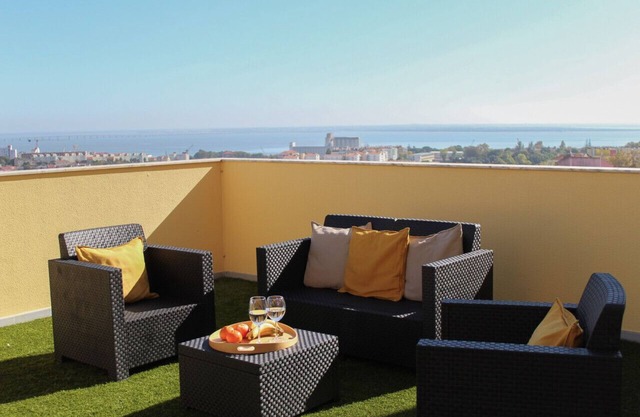 Apt with Stunning River Views and Private Rooftop!