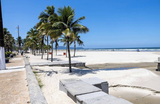 Apto com wi-fi, ar cond. e garagem à 100m da praia