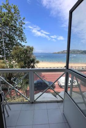 Apto de lujo encima de la playa