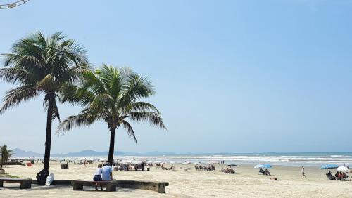 Apto pé na areia da Praia Caiçara, check-in flexível Até 6 pessoas